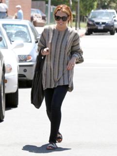 Miley Cyrus feet photo thumbnail
