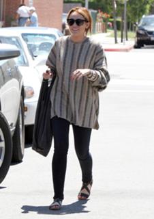 Miley Cyrus feet photo thumbnail
