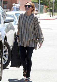 Miley Cyrus feet photo thumbnail