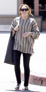 Miley Cyrus feet photo thumbnail