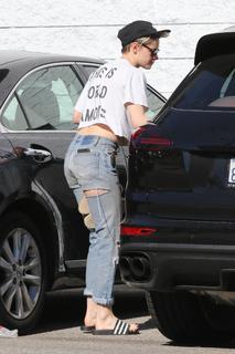 Kristen Stewart feet photo thumbnail
