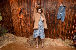 Katie Holmes feet photo thumbnail