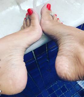 Karin Klemp feet photo thumbnail