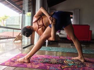 Isis Valverde feet photo thumbnail