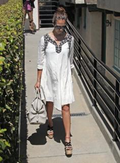Jessica Alba feet photo thumbnail