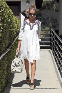 Jessica Alba feet photo thumbnail
