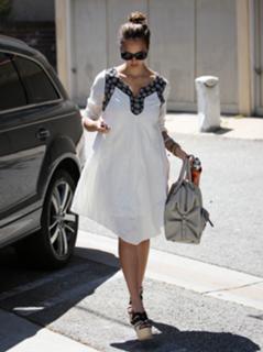 Jessica Alba feet photo thumbnail
