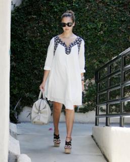 Jessica Alba feet photo thumbnail