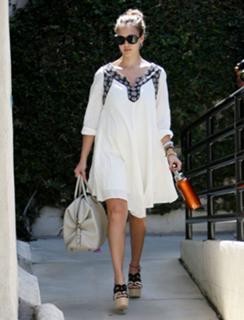Jessica Alba feet photo thumbnail
