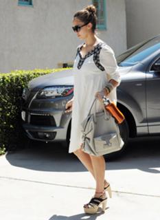 Jessica Alba feet photo thumbnail