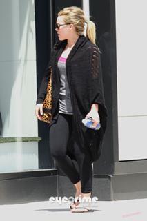 Hilary Duff feet photo thumbnail