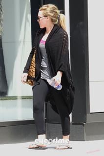 Hilary Duff feet photo thumbnail