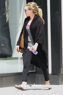Hilary Duff feet photo thumbnail
