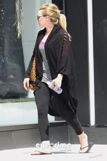 Hilary Duff feet photo thumbnail