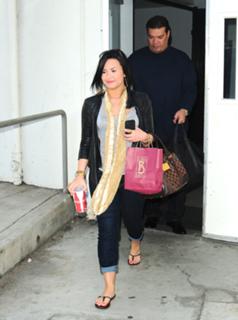 Demi Lovato feet photo thumbnail