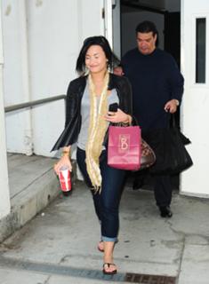 Demi Lovato feet photo thumbnail