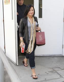Demi Lovato feet photo thumbnail