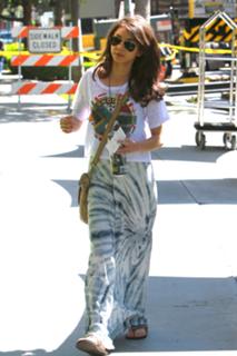 Sarah Hyland feet photo thumbnail