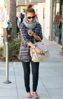 Jessica Alba feet photo thumbnail