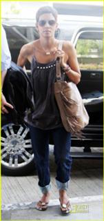 Halle Berry feet photo thumbnail