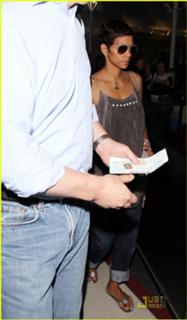 Halle Berry feet photo thumbnail