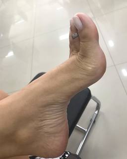 Karin Klemp feet photo thumbnail