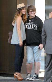 Leighton Meester feet photo thumbnail
