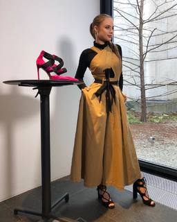 Xenia Tchoumitcheva feet photo thumbnail
