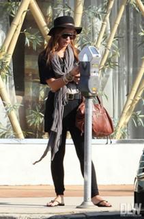 Demi Lovato feet photo thumbnail
