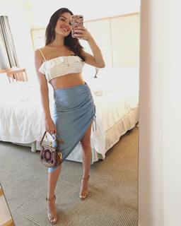 Isis Valverde feet photo thumbnail