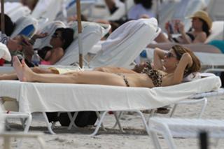 Maria Menounos feet photo thumbnail