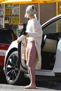 Julianne Hough feet photo thumbnail