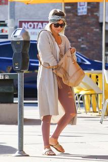Julianne Hough feet photo thumbnail