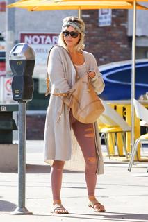 Julianne Hough feet photo thumbnail