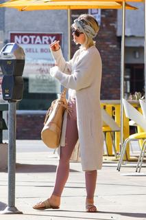 Julianne Hough feet photo thumbnail
