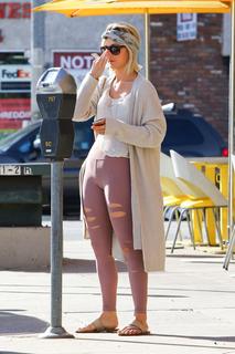 Julianne Hough feet photo thumbnail