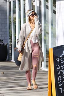 Julianne Hough feet photo thumbnail