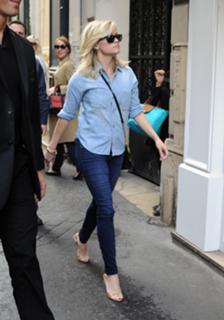 Reese Witherspoon feet photo thumbnail