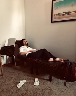 Morena Baccarin feet photo thumbnail