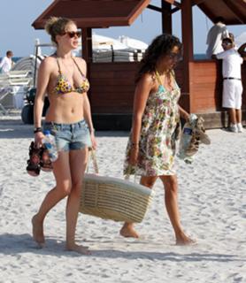 Doutzen Kroes feet photo thumbnail