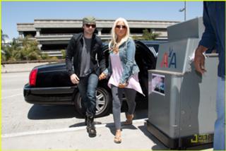 Christina Aguilera feet photo thumbnail