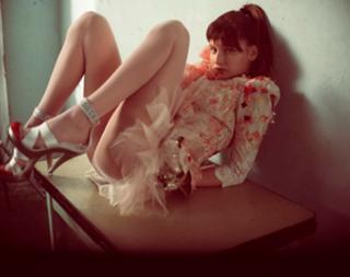 Laetitia Casta feet photo thumbnail