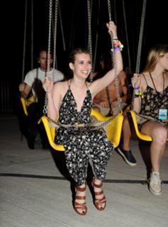 Emma Roberts feet photo thumbnail