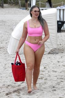 Iskra Lawrence feet photo thumbnail