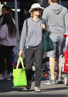 Jodie Foster feet photo thumbnail