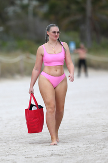 Iskra Lawrence feet photo thumbnail