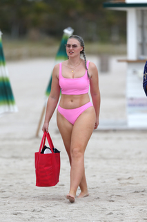 Iskra Lawrence feet photo thumbnail