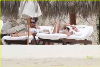 Vanessa Hudgens feet photo thumbnail