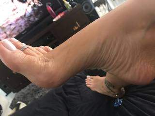 Karin Klemp feet photo thumbnail
