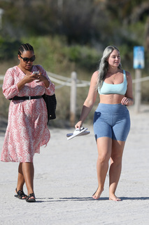 Iskra Lawrence feet photo thumbnail